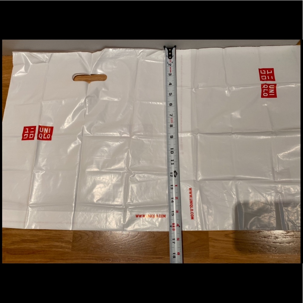 New set of 2 Uniqlo med plastic bags +tissue paper